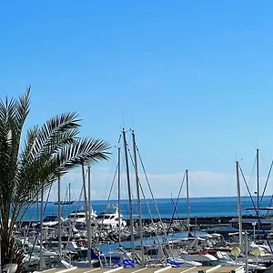 Seafront - Beautiful Flat With Aircon And Comfortable Loggia Appartement